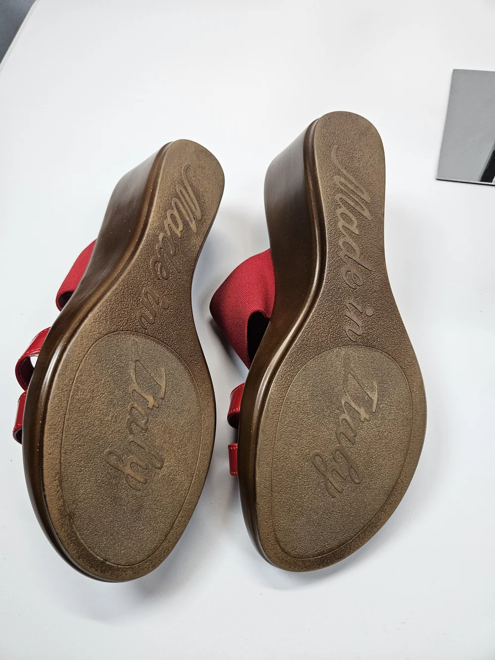 Italian Shoemakers Red Wedge Sandals Patent T-Strap Elastic Slide Open Toe 8.5
